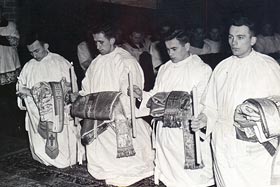 Świecenia kapłańskie w olsztyńskiej katedrze 2 czerwca 1963 rok (drugi od lewej)
 fot. archiwum prywatne