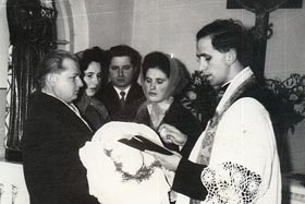 Ks. Dyzma udziela sakramentu chrztu świętego, Mrągowo 20 lipca 1966 rok
 fot. archiwum prywatne