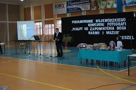 Edward Szmul, dyrektor gimnazjum powitał uczestników konkursu i ich opiekunów oraz zaproszonych gości. fot.Elżbieta Majcher.