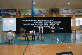 Występ uczniów gimnazjum uświetnił podsumowanie konkursu. fot.Elżbieta Majcher.