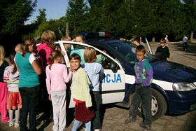 Bezpieczna droga do szkoły - lekcja z policjantem.
