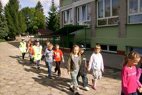 Bezpieczna droga do szkoły - lekcja z policjantem.
