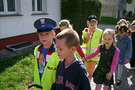 Bezpieczna droga do szkoły - lekcja z policjantem.
 fot. Jan Kras