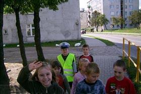 Bezpieczna droga do szkoły - lekcja z policjantem.
 fot. Jan Kras