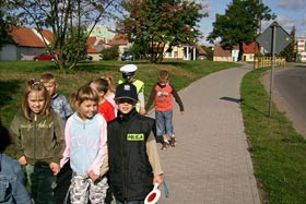 Bezpieczna droga do szkoły - lekcja z policjantem.
