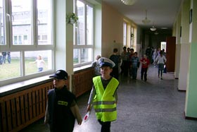 Bezpieczna droga do szkoły - lekcja z policjantem.
