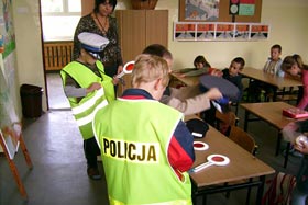 Bezpieczna droga do szkoły - lekcja z policjantem.
 fot. Jan Kras