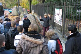 Słuchamy o lapidarium przy Muzeum Ziemi PAN w Warszawie.
 fot.Elżbieta Majcher.