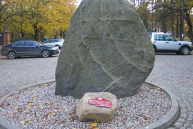 Głaz narzutowy – pomnik przyrody przy Muzeum Ziemi PAN. fot.Elżbieta Majcher.