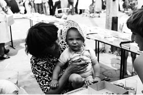 Reszenalia 1981 - na kiermaszu Krsytyna Guzmanska z synkiem Darkiem fot.Jolanta Grzyb