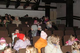 dzieci czekają na film Odlot.
 fot.Beata Kilanowska