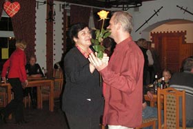 Grzegorz poprosił nasza jubilatkę do tanca
 fot.Beata Kilanowska