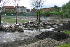 Tak wyglądał jeszcze kilka tygodni przed otwarciem teren lapidarium. Trudne warunki atmosferyczne uniemożliwiały prace przygotowawacze. fot.Elżbieta Majcher.