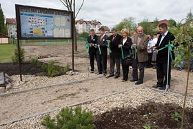 Uroczyste otwarcie Reszelskiego Lapidarium Geologicznego- przecięcie wstęgi (od prawej: Edward Szmul, Leszek Jurys, Alicja Szarzyńska, Zdzisław Szypulski, uczniowie - Mateusz Łomżyński i Karol Sobolewski. fot.Elżbieta Majcher.