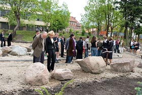 Pani Alicja Szarzyńska i Pan Leszek Jurys podczas zwiedzania reszelskiego lapidarium. fot.Elżbieta Majcher.