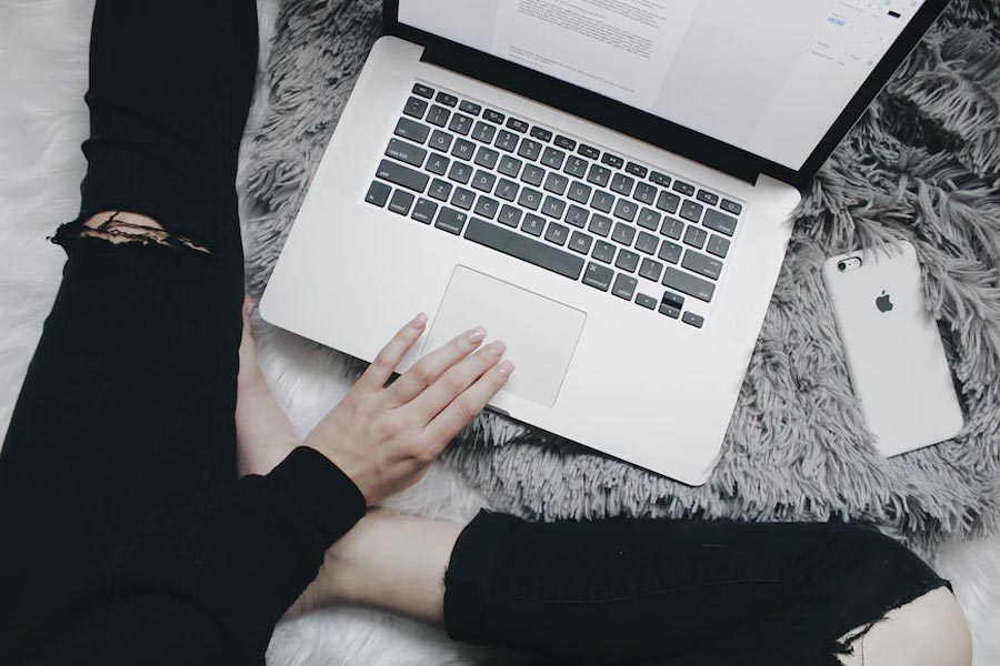 silver MacBook Pro photo – Free Flatlay Image on Unsplash
 fot. Źródło