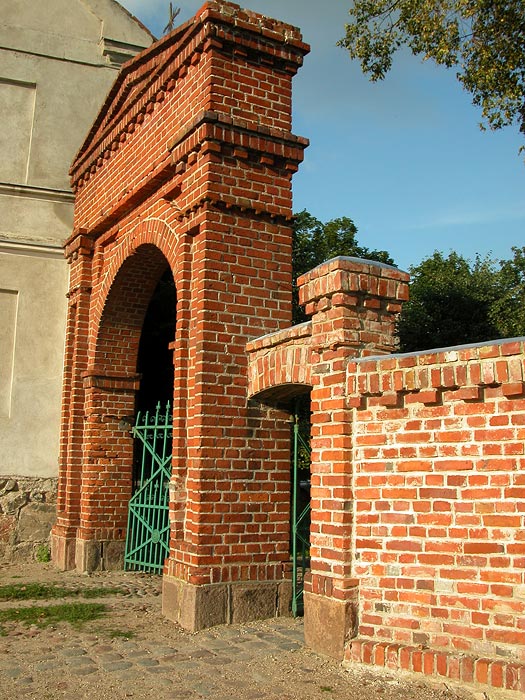 Brama cmentarna