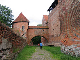 u podnórza murów zmkowych
