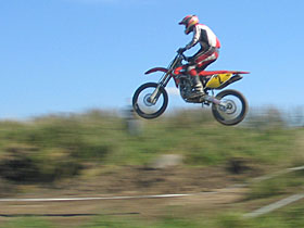 Motocross wrzesień 2005 - z numerem 2 Jacek Lonka spieszy po drugie miejsce