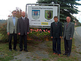Burmistrzowie miast partnerskich przy tablicy w Raabs an der Thaya (Austria)