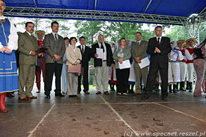 Dożynki 2006 - reprezentanci sołectw, zwycięzców w konkursie na najpiękniejszy wieniec dożynkowy