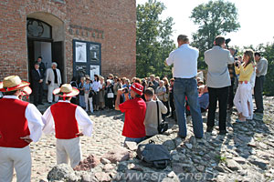 XIV Światowe Forum Mediów Polonijnych - Reszel 2006 - powitali gości "Pompadryty"