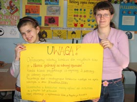 Dziewczęta z ekozespołu zachęcają uczniów do uczestnictwa w konkursach szkolnych.