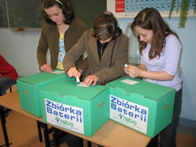 Systematyczna zbiórka baterii w gimnazjum.
