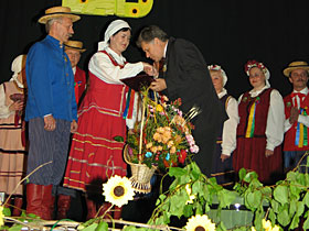 wieniec i życzenia od Burmistrza Reszla na ręce "szefowej" zespołu
