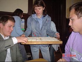 Jemy słodkie kremówki.