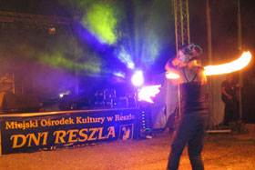 Dni Reszla 2006 - KONCERT MUZYKI ELEKTRONICZNEJ zespołu Piotra Krupskiego i TANIEC Z OGNIEM gupy "ABLAZE"