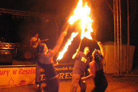 Dni Reszla 2006 - KONCERT MUZYKI ELEKTRONICZNEJ zespołu Piotra Krupskiego i TANIEC Z OGNIEM gupy "ABLAZE"