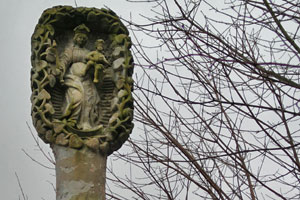 Rys. 4. Rzeźba wieńcząca słup graniczny – widok z przodu.