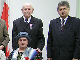 Pan Jerzy Rams z małżonką i Burmistrzem Reszla na uroczystości "Złote Gody" w Urzędzie Gminy w Reszlu 2005 r.
