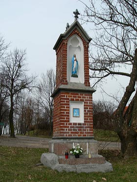 2. Kapliczka przydrożna z początku XX w. przy skrzyżowaniu ulic: Racławickiej, Zwycięzców i Gdańskiej – widok od strony ulicy Gdańskiej.
