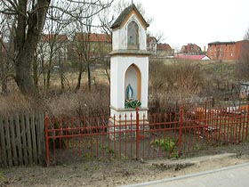 4. Kapliczka przydrożna z 1906 r. przy ulicy Chrobrego.