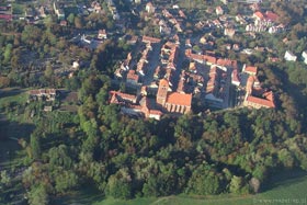 Widok na miasto o charakterystycznych czerwonych dachach