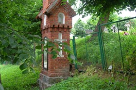 Kapliczka przy ulicy Podmiejskiej – widok II