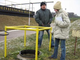Dziewczęta odwiedziły oczyszczalnię ścieków w Reszlu i dowiedziały się, co dzieje się ze ściekiem, który tutaj trafia.