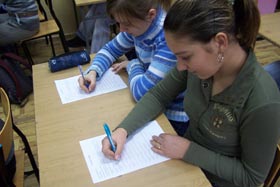 Uczniowie z gimnazjum wypełniali test o wodzie przygotowany przez ekozespół.