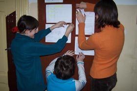 Różne opracowane przez siebie materiały ekozespół umieścił na szkolnej tablicy informacyjnej