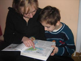 Daria prowadzi w domu "wodną edukację" - tutaj uczy swojego brata , czym jest woda, jakie są jej zasoby na Ziemi i dlaczego wodę należy oszczędzać.