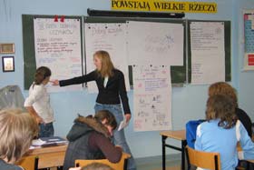 Daria i Dominika przedstawiają swoje propozycje dobrych uczynków.