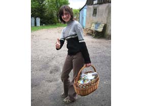 W domu Hanki szklane butelki zbiera się, by nastepnie oddać je do recyklingu.Zwróćmy uwagę na koszyk wilklinowy- ekologiczne opakowanie!Alternatywa fo…