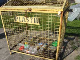 Całe szczęście, że w naszym mieście zbiera się plastik do specjalnych koszy.