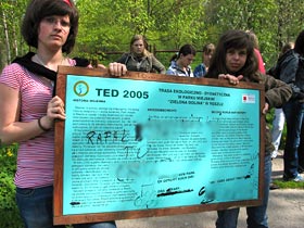 Tak wyglądają zniszczone tablice. Przejawy złośliwości czy głupoty ludzkiej? A może sposób na spędzanie wolnego czasu. Niestety godny potępienia!!!
