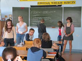 Daria, Martyna i Dominika zorganizowały dla uczniów dwóch klas pierwszych lekcję nt. zdrowy styl życia.