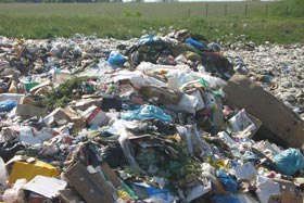 Na wysypisku problem stanowią opakowania foliowe. Ale dlaczego pojawia się papier, kartony? Przecież na makulaturę jest w Reszlu 5 pojemników.