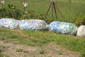 Niestety, mimo że w Reszlu zbiera się plastikowe butelki, pojawiają się one na wysypisku. Tutaj widzimy butelki z wysypiska, zebrane w worki