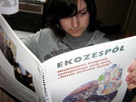 Hania poszukuje nowych pomysłów, przeglądając Poradnik ekozespołów.